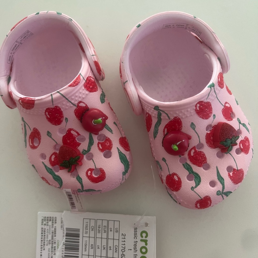 NWT Viral cherry strawberry kids crocs with limited edition 🍒🍓jibbitz- pink red